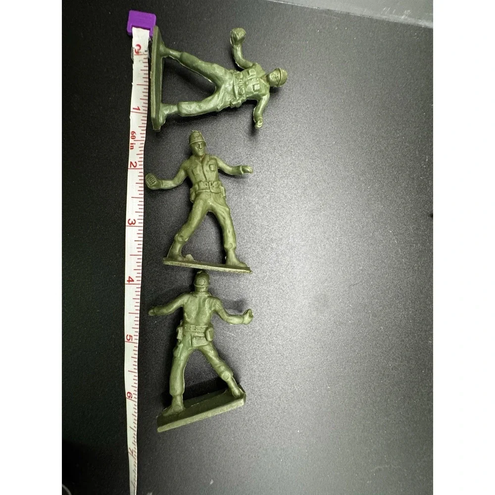 Vintage Green Plastic Army‎ Men - Set Of 12 Men And 1 Gurney 1950-60s